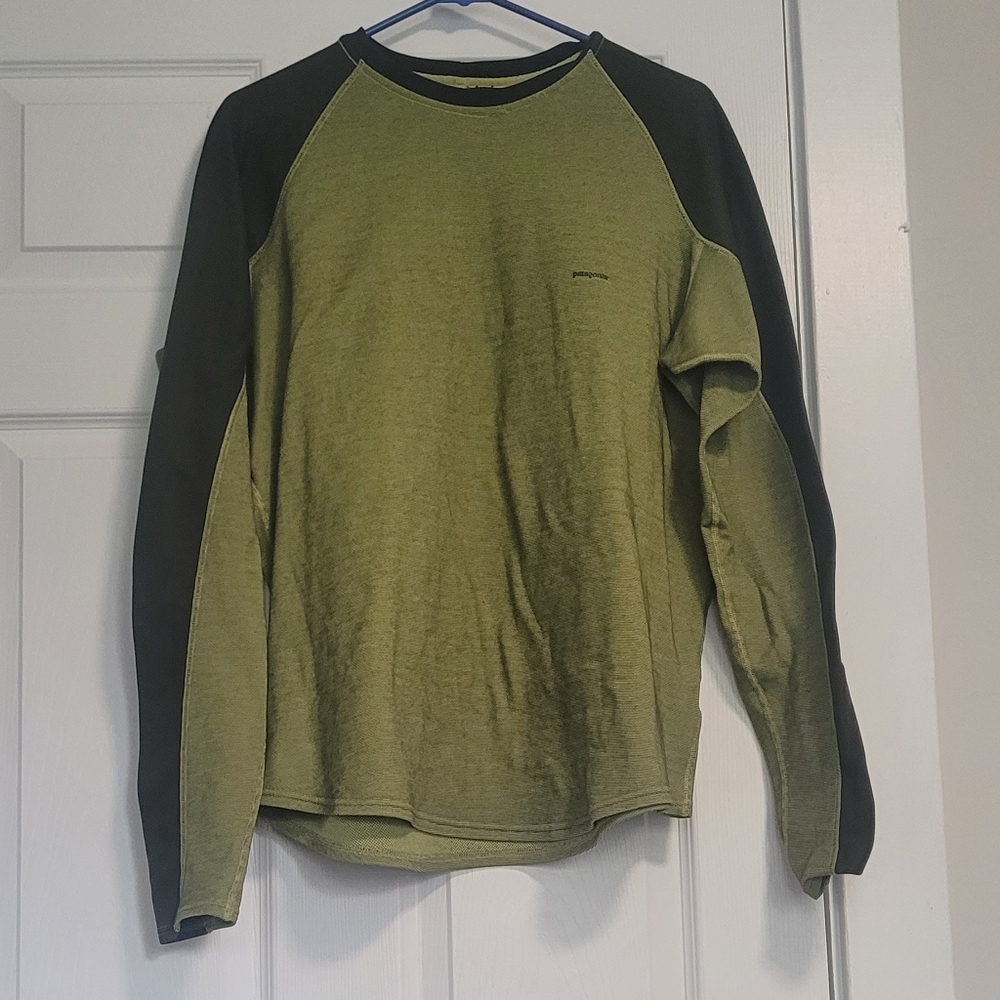 Patagonia Men's XL green base layered